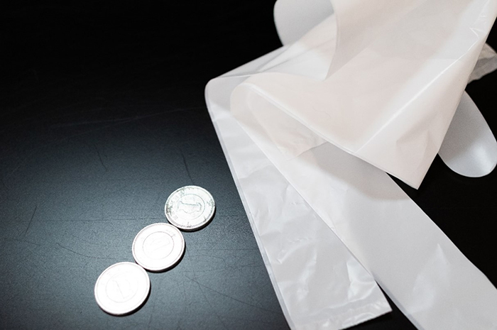 レジ袋が有料化になったのはなぜ 日本のプラスチック廃棄量やメリット デメリットについて 折兼ラボ 株式会社折兼