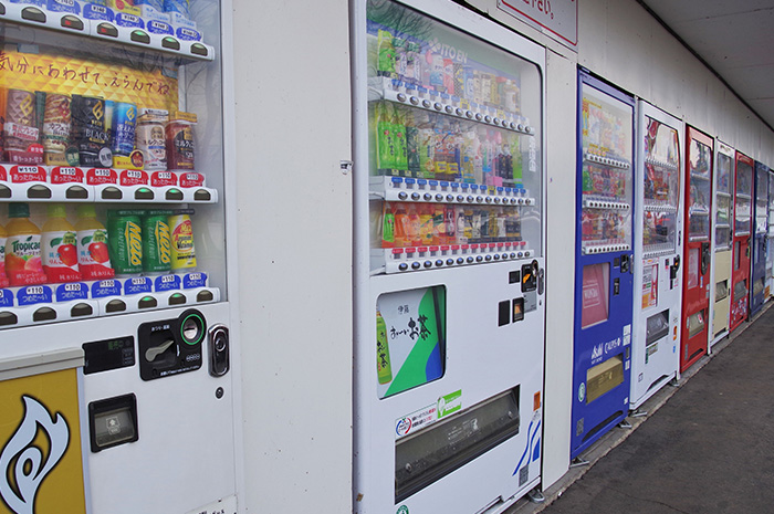 ズラリと並ぶ自動販売機