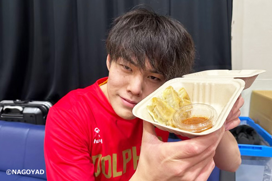 「焼き餃子＋から味噌」を手に持つ坂本 聖芽選手