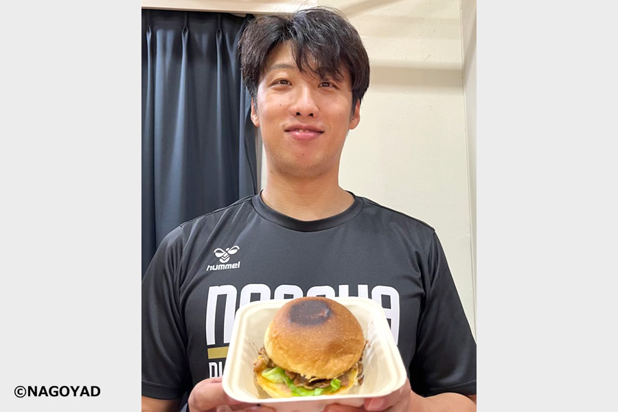 「 生姜焼きバーガー」を手に持つ張本 天傑選手