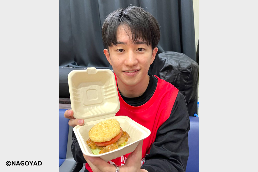 「 照り焼きチキン+ライスバーガー」を手に持つ齋藤 拓実選手