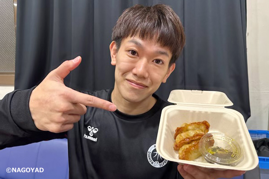 「 揚げ餃子+大葉ソース」を手に持つ伊藤 達哉選手