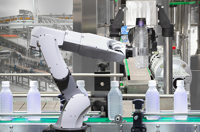 ペットボトルを持つロボット