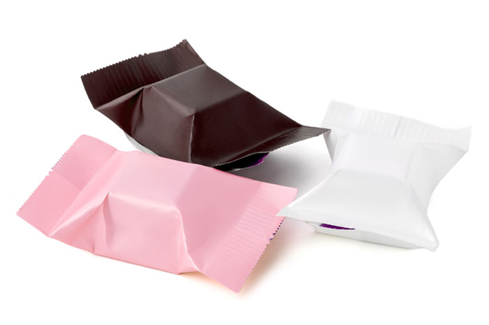 白背景に濃いブラウンと薄ピンクと白の食品パッケージ