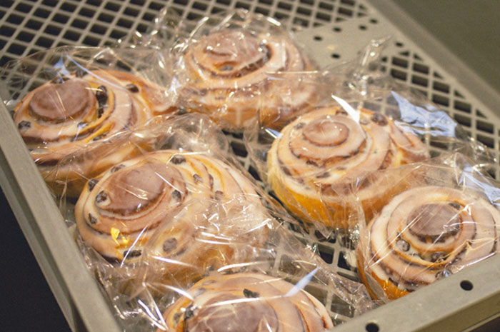 袋に入ったシナモンロール6個