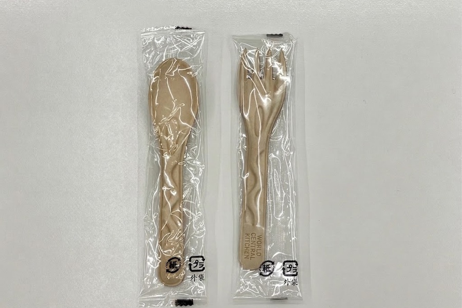 ビニールの小袋に入ったBBカトラリー。左にスプーン右にフォーク